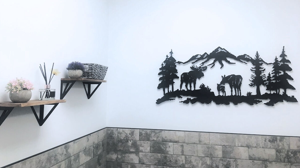 Bathroom at a dental practice – small accessories adorn the walls.