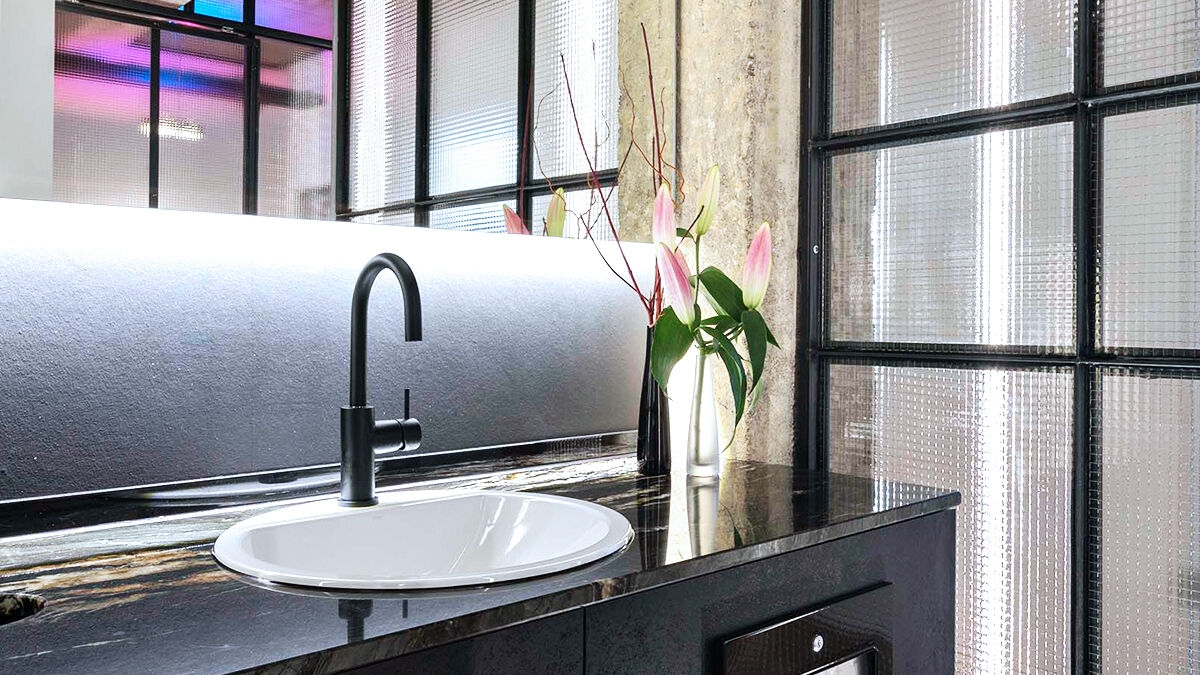 Natural elements and clearly accentuated design characterize the washrooms of the dental practice Zähne im Zentrum in Münster.
