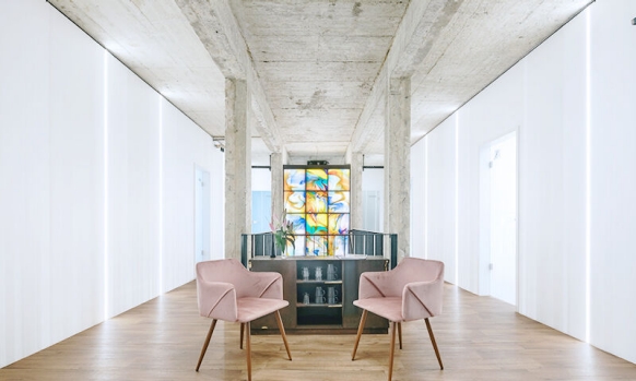 Appealing contrast: a former manufacturing building, the dental practice inspires with bold interior design.