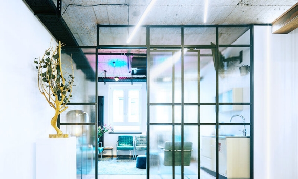 Clear lines, selected accents: The waiting room of the Zähne im Zentrum practice in Münster.