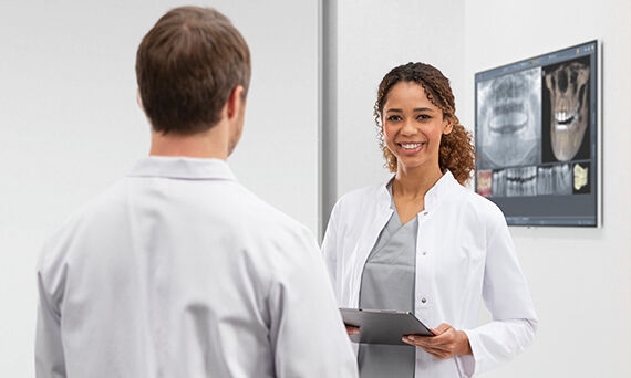 Dentistas usando sistemas de radiología conectados